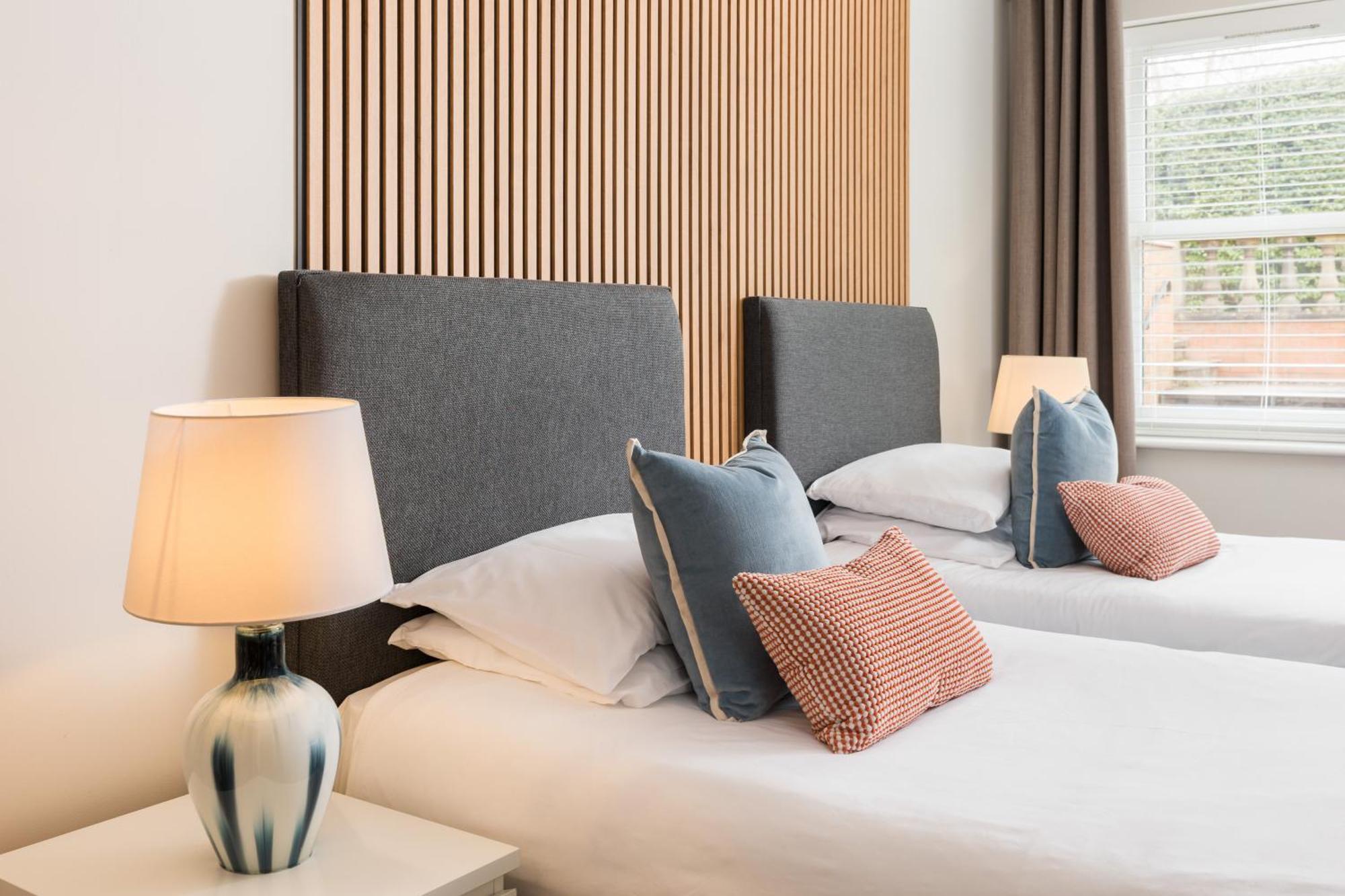 Modern 2-Bedroom Apartments With Free Parking In 利明顿 外观 照片