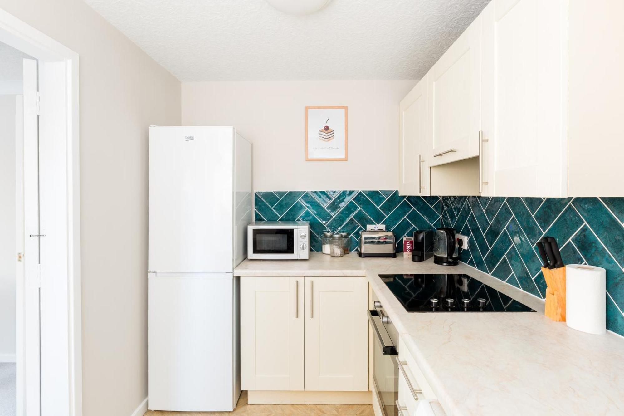 Modern 2-Bedroom Apartments With Free Parking In 利明顿 外观 照片
