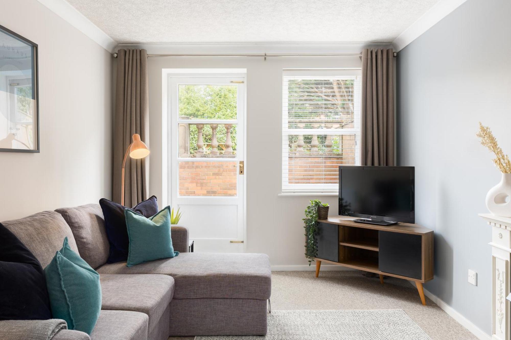 Modern 2-Bedroom Apartments With Free Parking In 利明顿 外观 照片