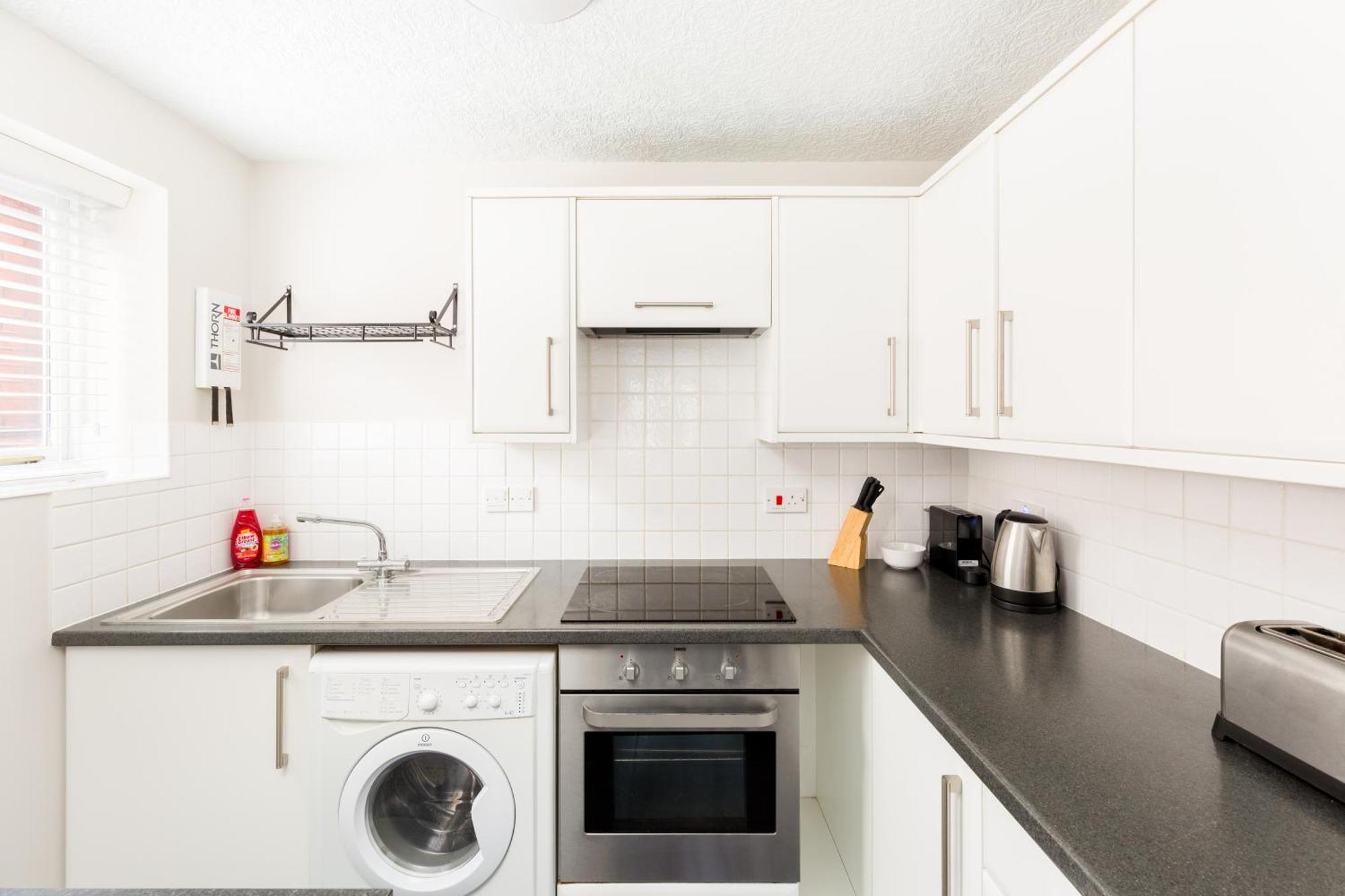 Modern 2-Bedroom Apartments With Free Parking In 利明顿 外观 照片