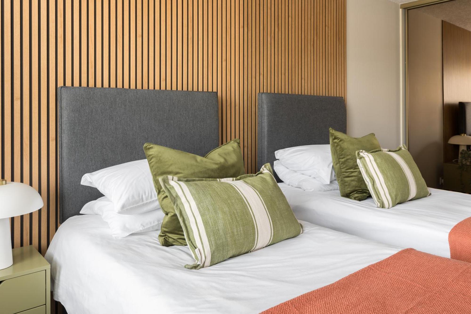 Modern 2-Bedroom Apartments With Free Parking In 利明顿 外观 照片