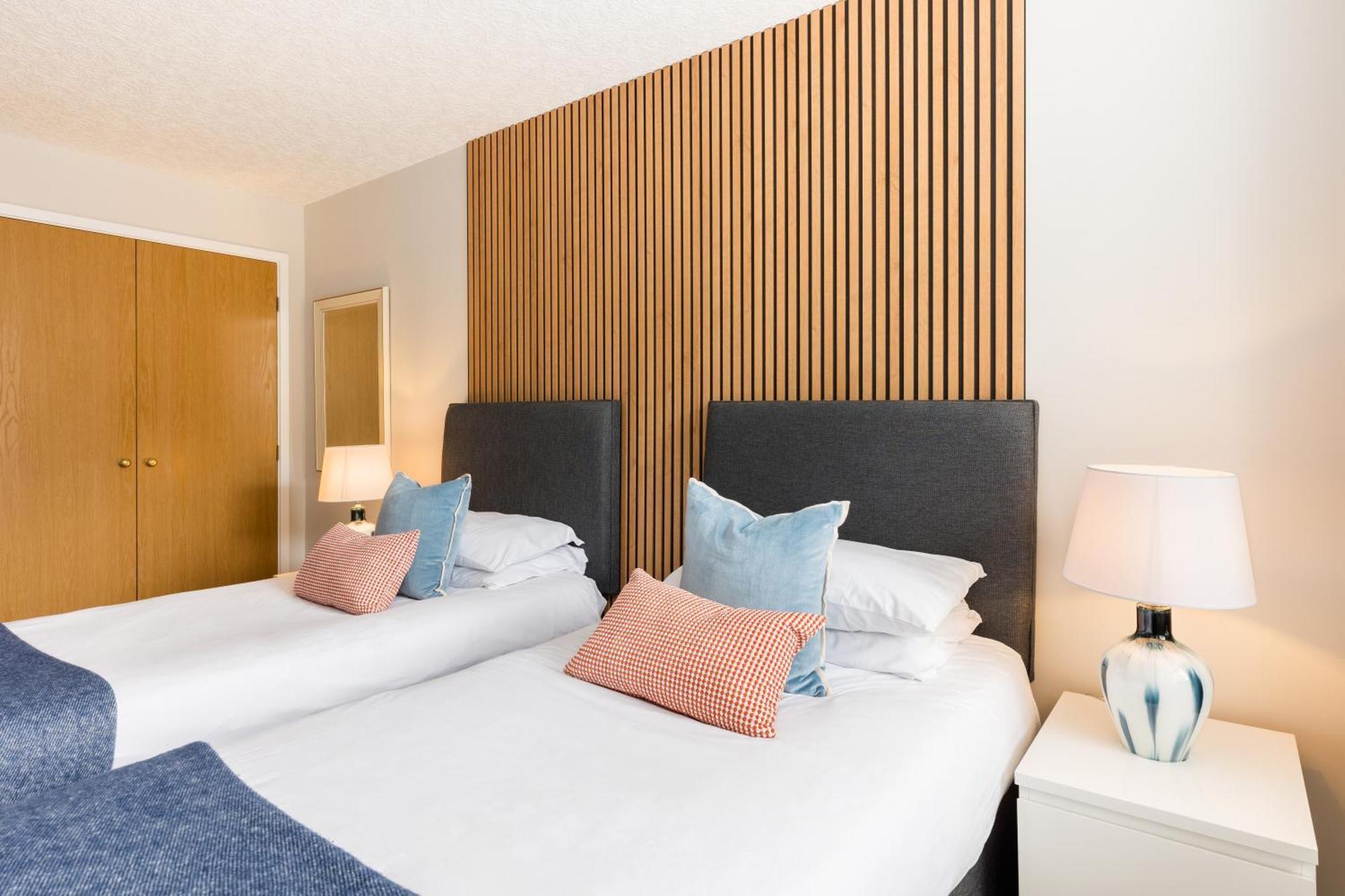 Modern 2-Bedroom Apartments With Free Parking In 利明顿 外观 照片