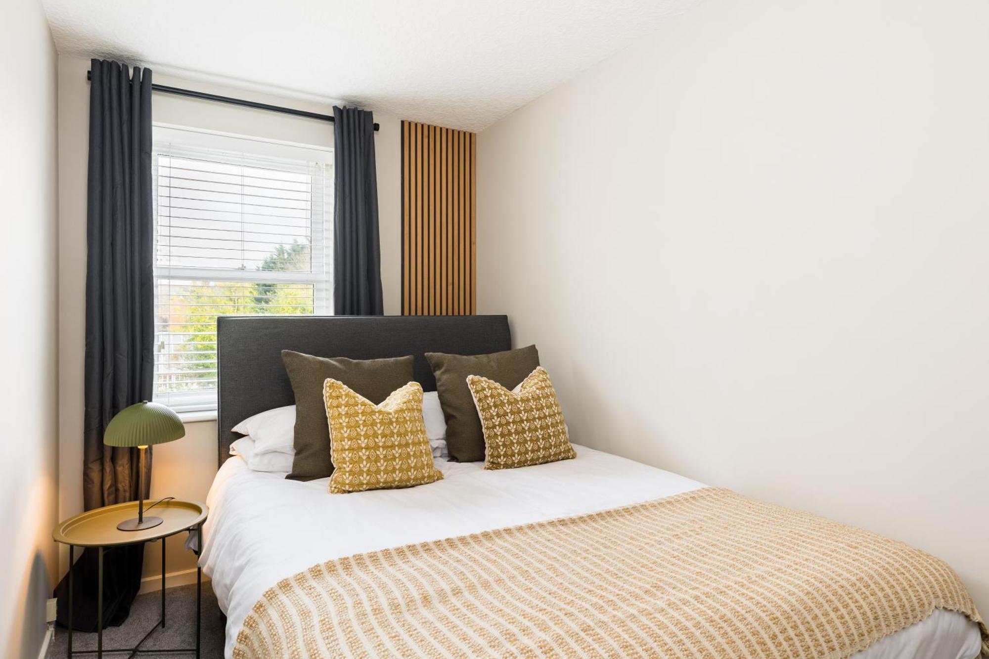 Modern 2-Bedroom Apartments With Free Parking In 利明顿 外观 照片