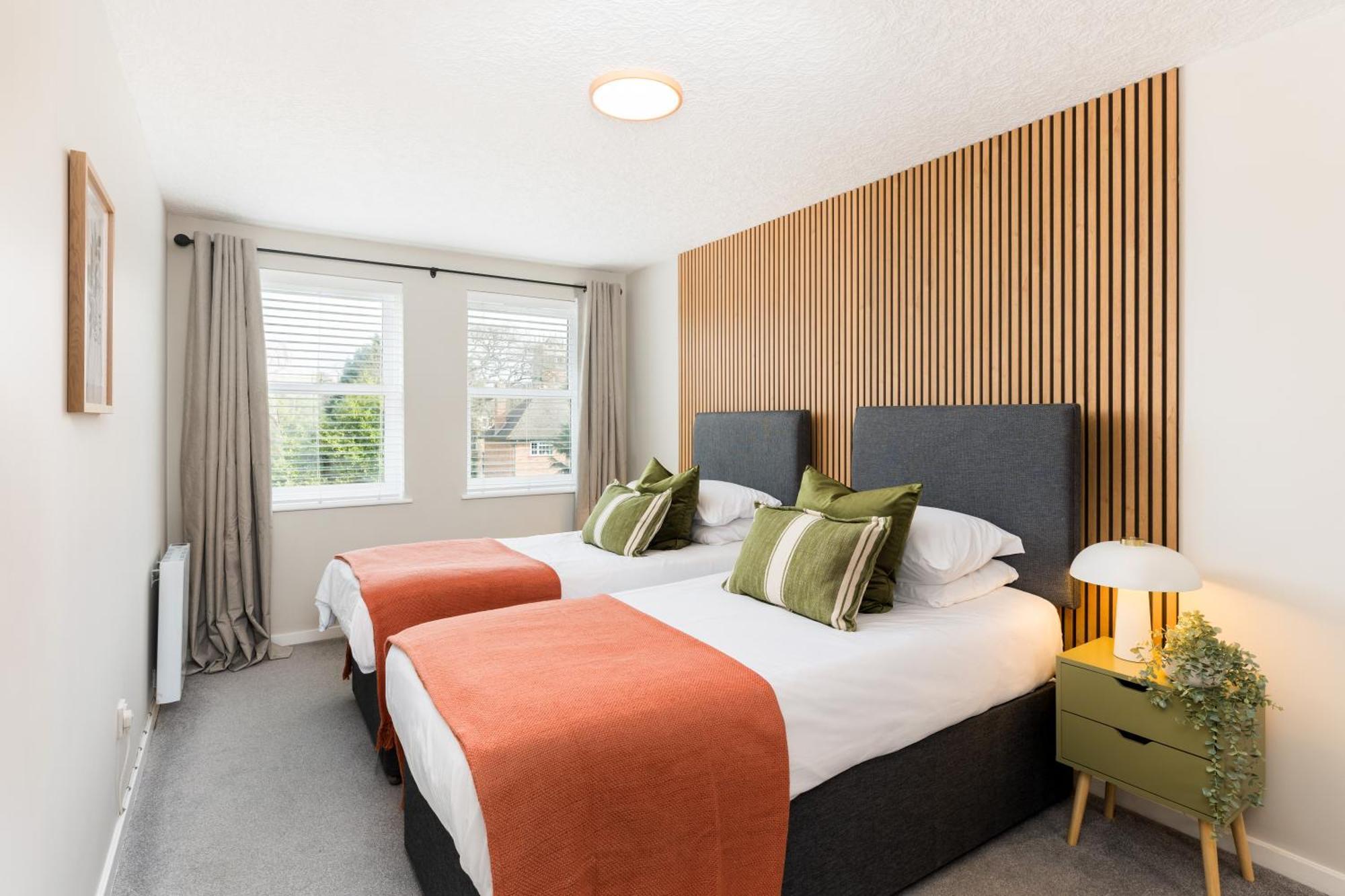 Modern 2-Bedroom Apartments With Free Parking In 利明顿 外观 照片