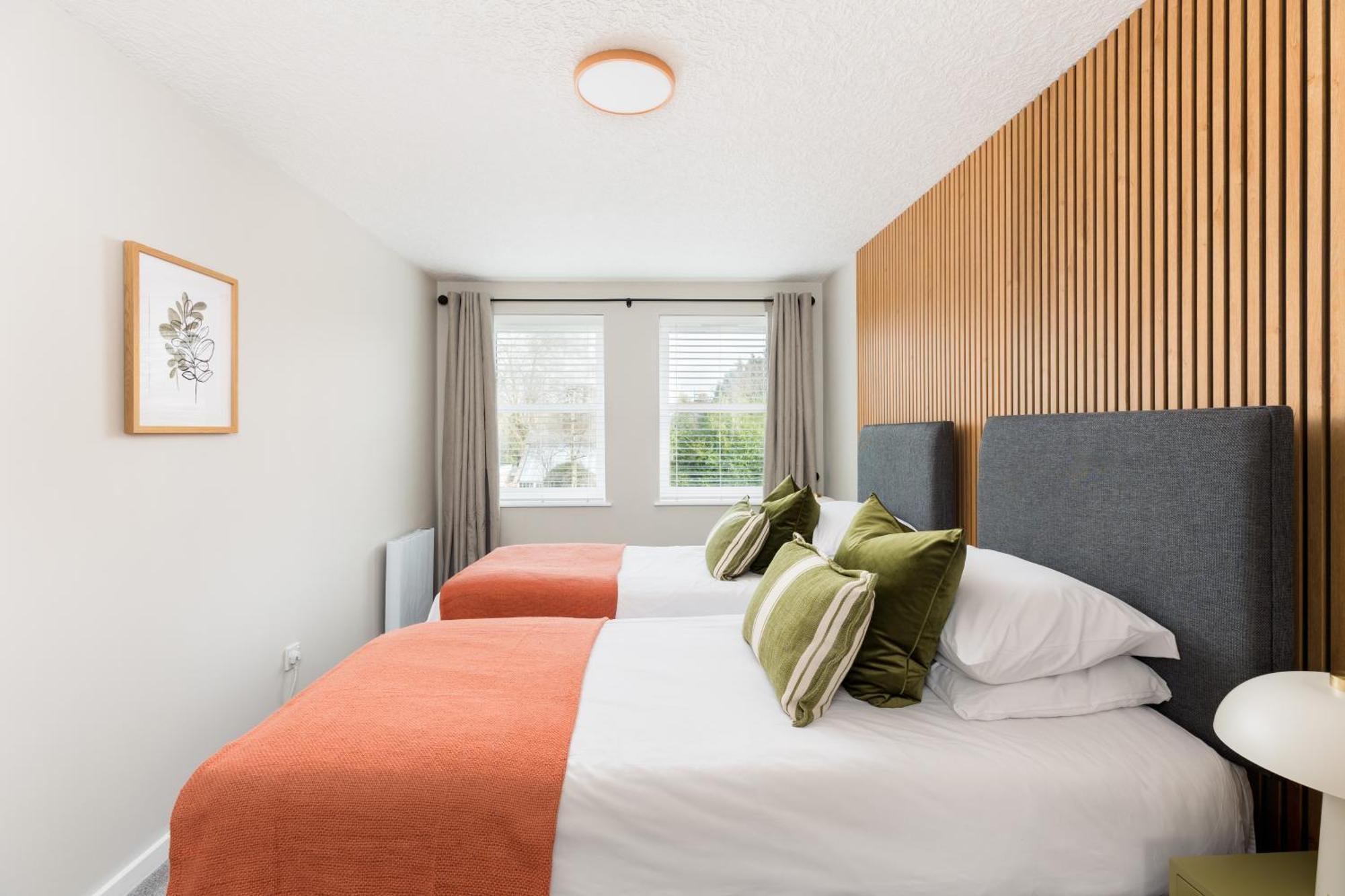 Modern 2-Bedroom Apartments With Free Parking In 利明顿 外观 照片
